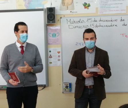 El alcalde de Elda y el concejal de Educación, en un aula de Elda