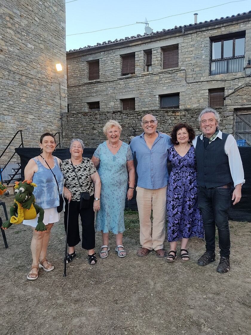 Paco Paricio, Pilar Amorós y Ernesto Cossío junto con algunas de las mujeres participantes