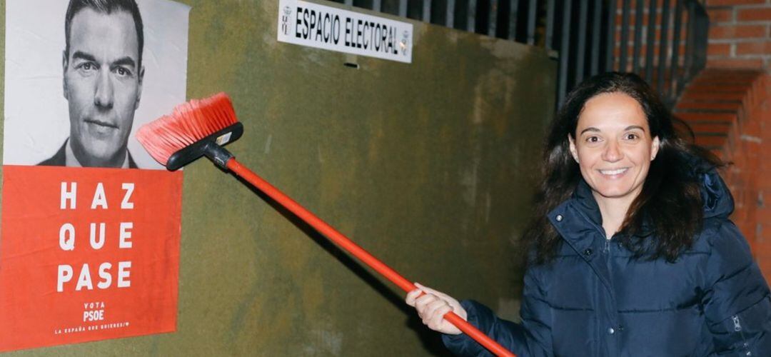 La candidata del PSOE y alcaldesa de Getafe, Sara Hernández, ha participado en la pegada de carteles