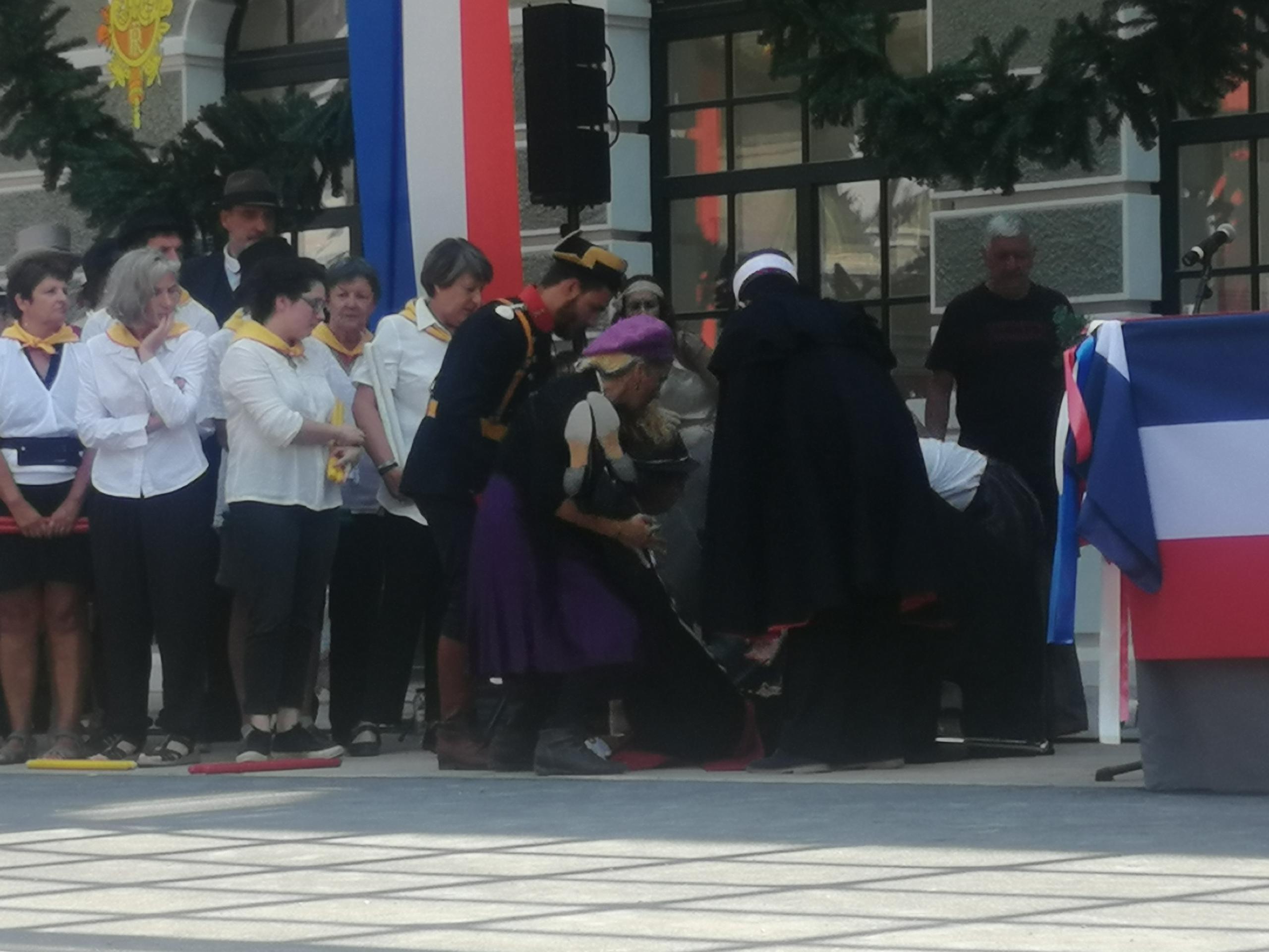 Uno de los golpes de calor se producía durante el desfile, con uno de los gendarmes de época