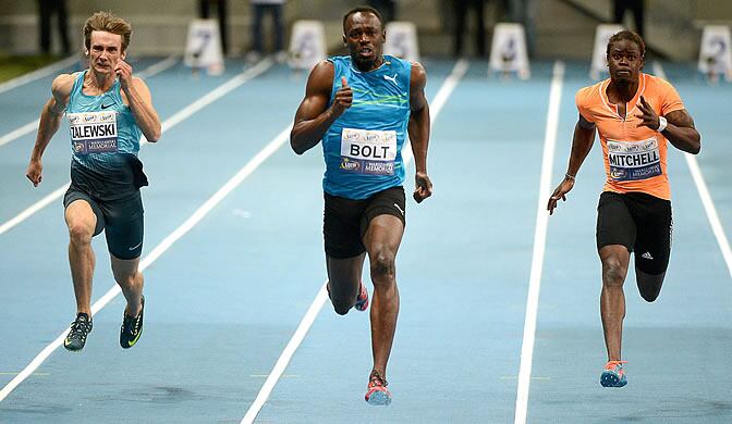 Karol Zalewski, Usain Bolt y Sheldon Mitchell, en la carrera de 100 m en Varsovia
