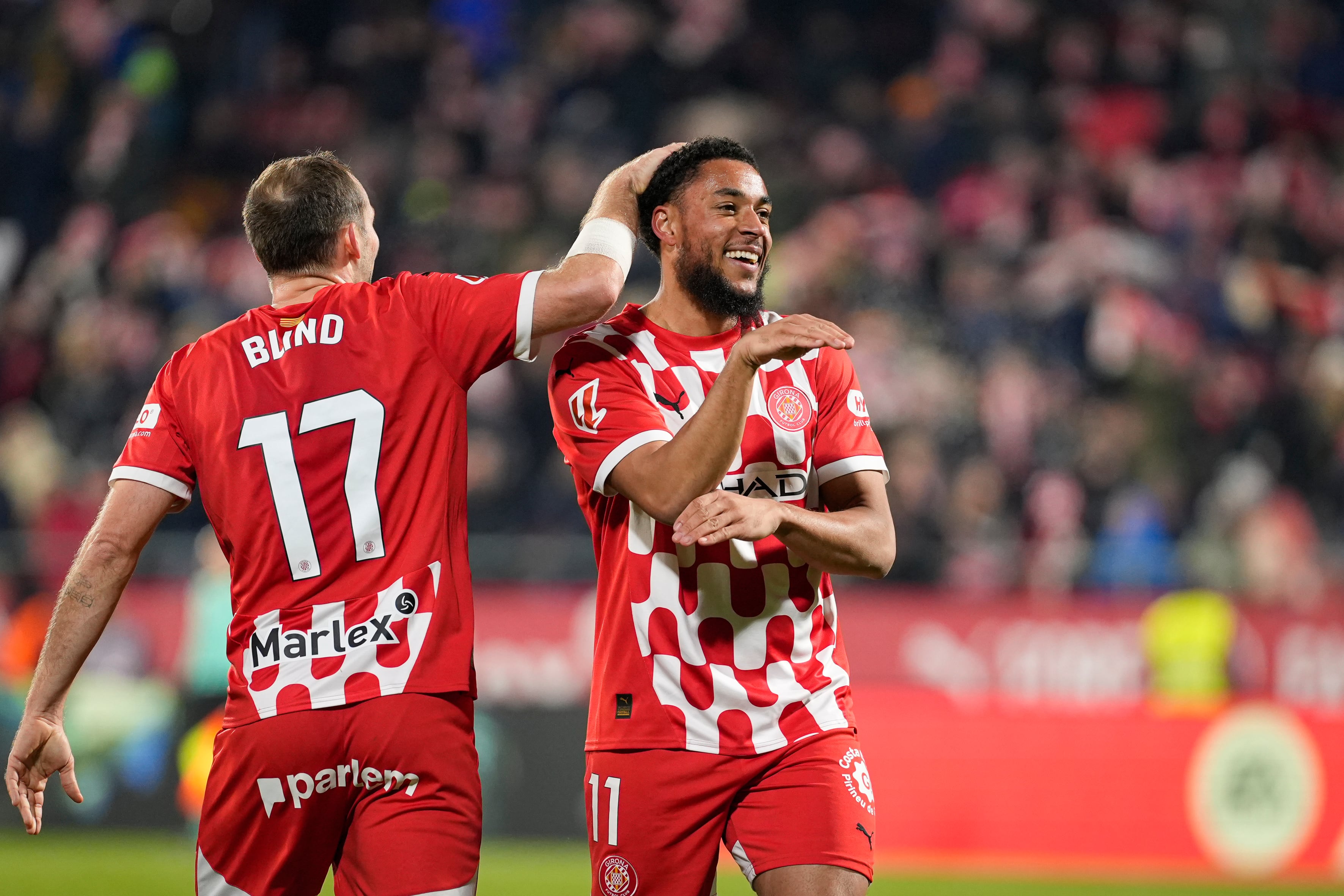 GIRONA, 20/12/2024.- El delantero neerlandés del Girona Arnaut Danjuma (d) celebra su gol, tercero del equipo catalán, durante el partido de la jornada 18 de LaLiga entre el Girona FC y el Real Valladolid CF este viernes en el estadio Montilivi, en Girona. EFE/David Borrat
