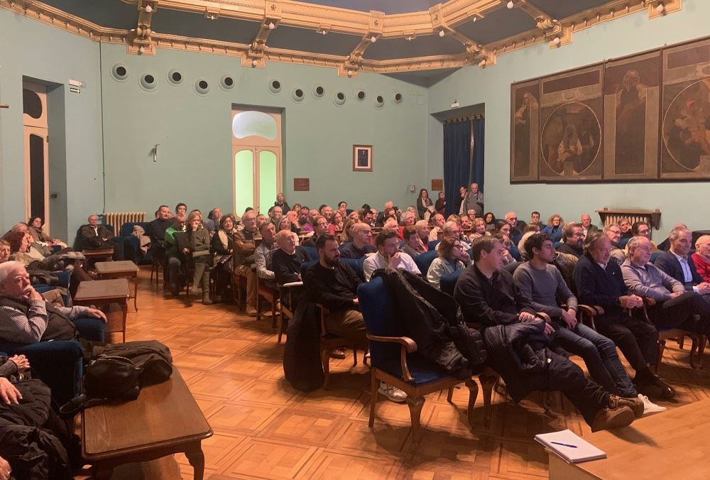Asistentes a una de las charlas del Club de Opinión &quot;Lucas Mallada&quot; de Huesca