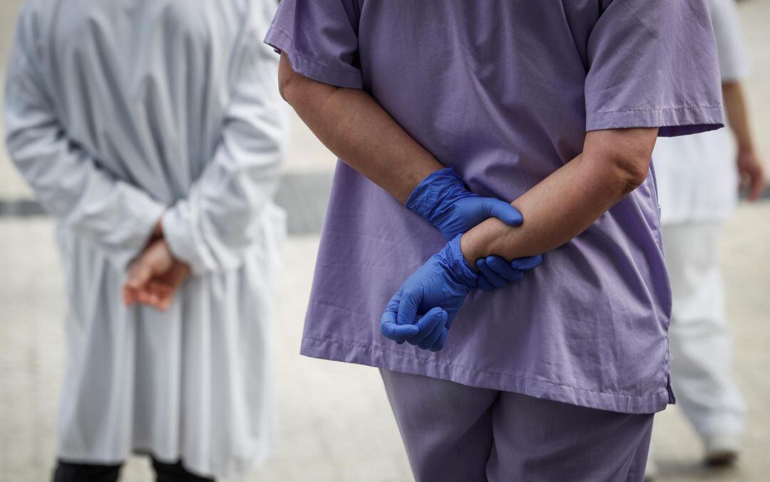 Sanitarios en las proximidades de un hospital