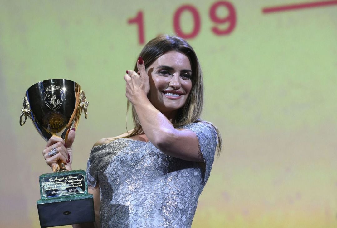 Penélope Cruz recoge la Copa Volpi