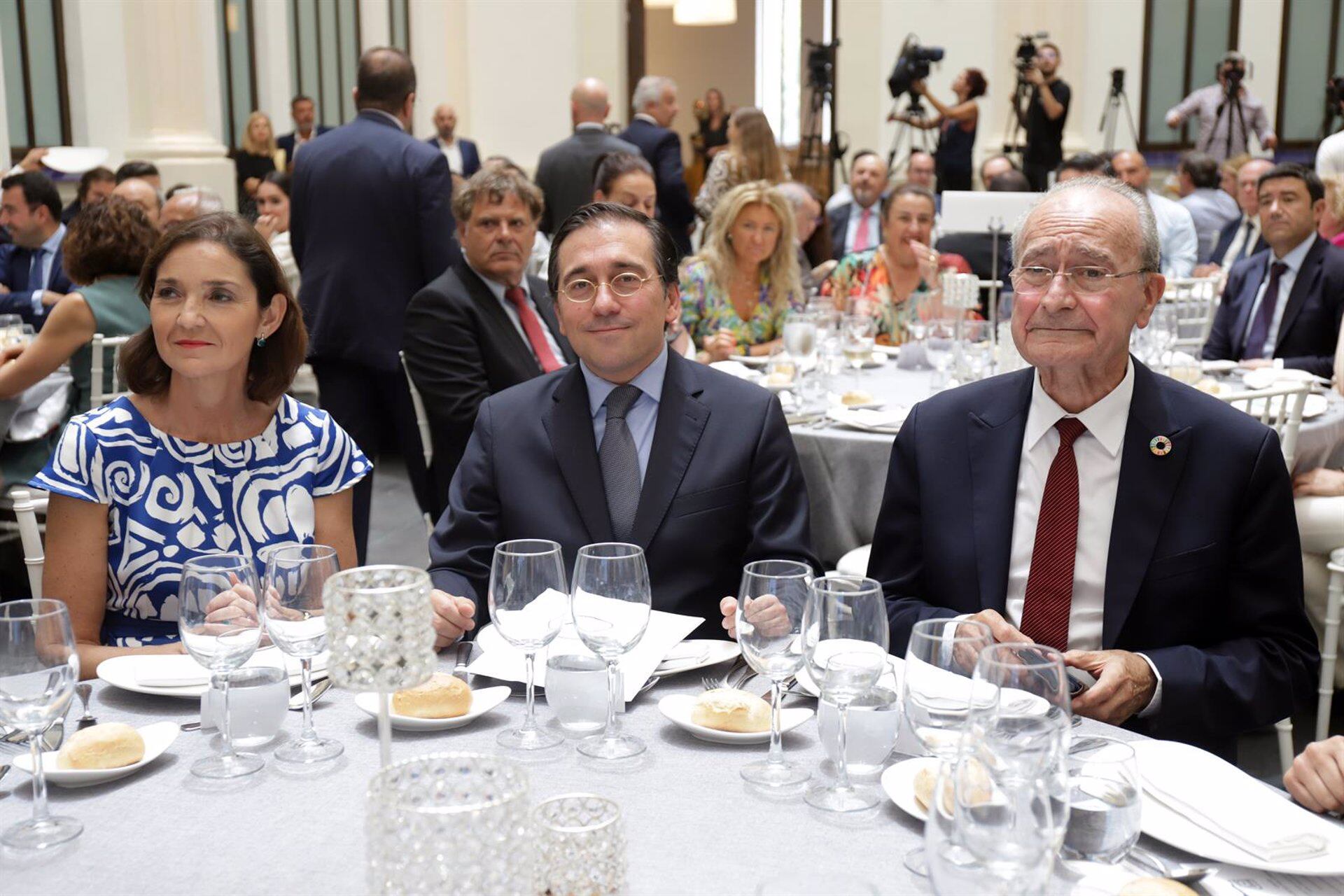 El ministro de Asuntos Exteriores, Unión Europea y Cooperación, José Manuel Albares (c); junto a la ministra Industria, Comercio y Turismos, Reyes Maroto (i) y el alcalde de la ciudad, Francisco de la Torre (d) inaugura el almuerzo &#039;Expo 2027: una oportunidad para España&#039;, del Club Diálogos para la Democracia a 16 de junio de 2022 en Málaga