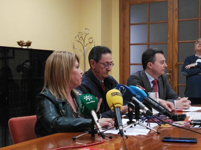 La alcaldesa de Jerez, Mamen Sánchez, durante una rueda de prensa este lunes