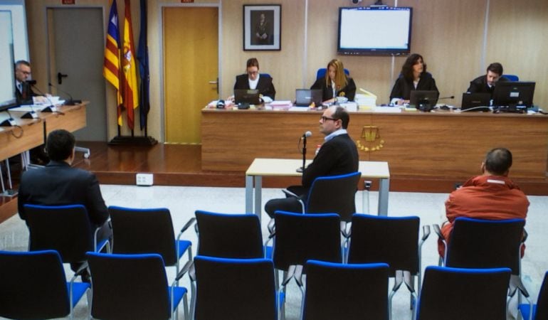 Fotografía de archivo tomada de una pantalla en la sala de prensa de la Escuela Balear de la Administración Pública (EBAP) en Palma, donde se celebra el juicio por el caso Nóos.