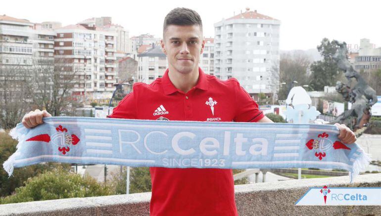 Robert Mazan posando con la bufanda del Celta.