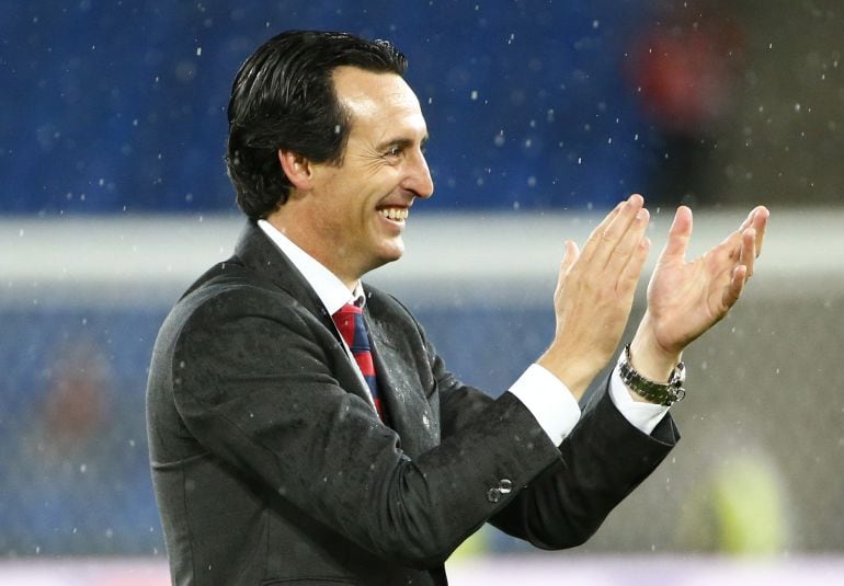 El entrenador del Sevilla, Unay Emery, celebra en el césped su tercera Europa League