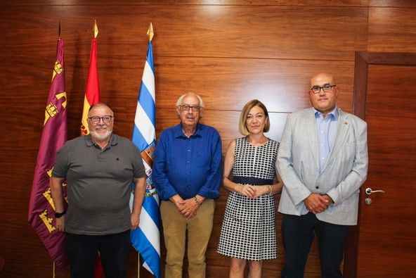 La alcaldesa de Jumilla junto al presidente de la Federación Española de Asociaciones de Enología y el presidente y secretario de la Asociación Murciana de Enólogos