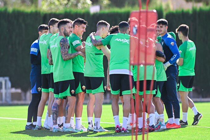 Los jugadores del Elche durante un entrenamiento esta semana en el Díez Iborra