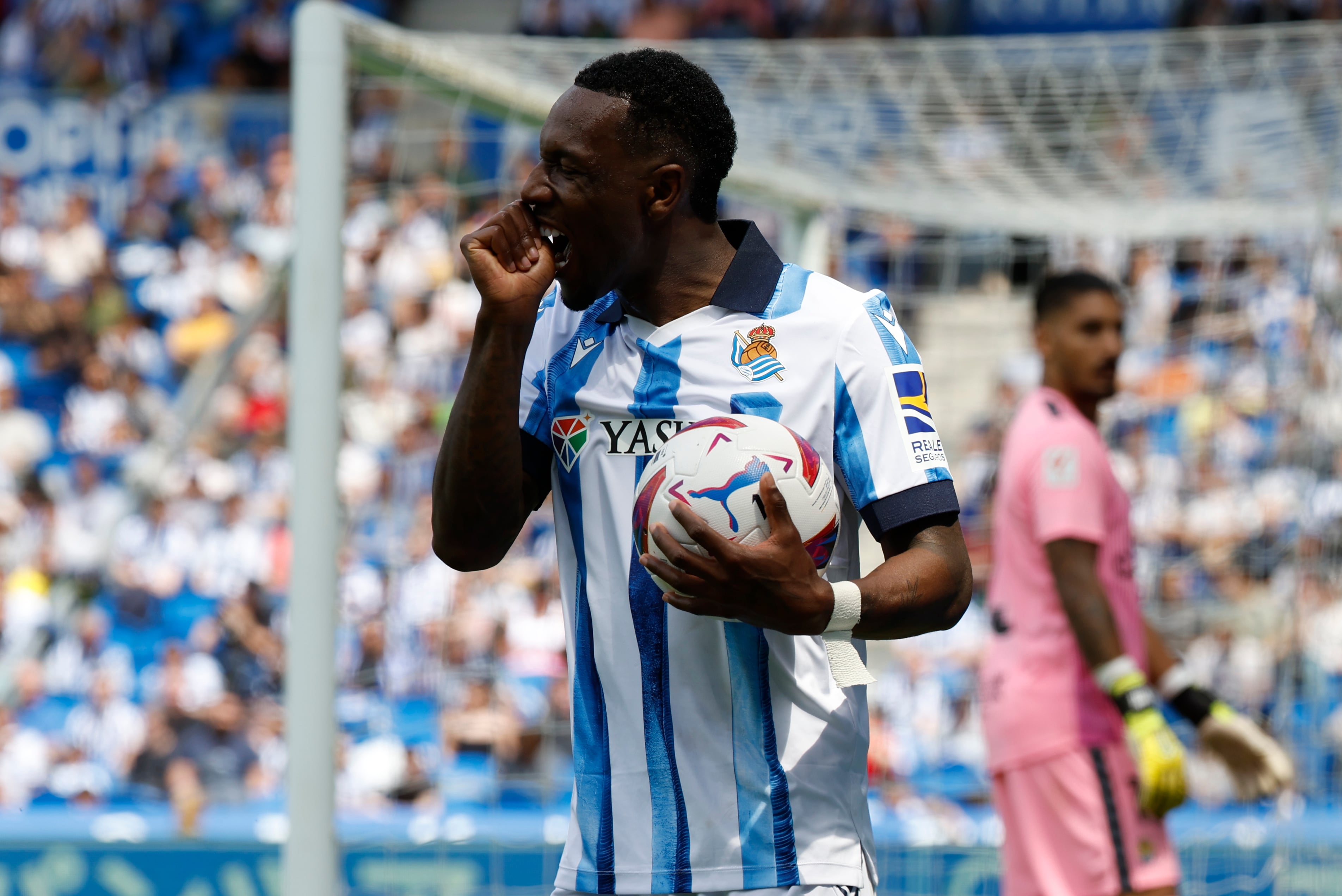 SAN SEBASTIÁN, 04/05/2024.- El delantero de la Real Sociedad Sheraldo Becker celebra el primer gol conseguido ante la UD Las Palmas durante el partido de la jornada 34 de LaLiga Ea Sports disputado este sábado en el estadio Reale Arena de San Sebastián. EFE/Juan Herrero
