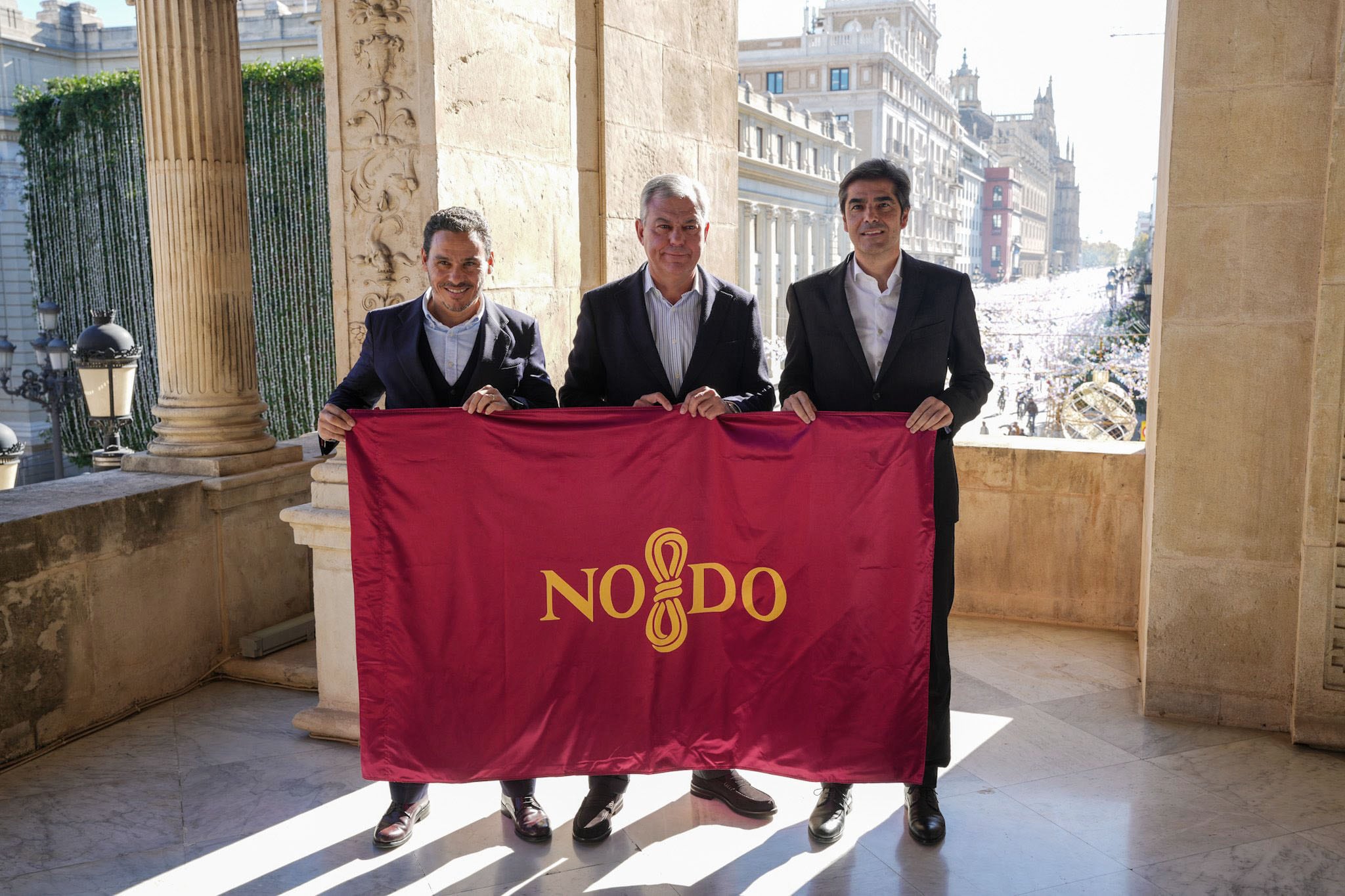SEV01. SEVILLA, 28/11/2025.-El alcalde de Sevilla, José Luis Sanz (c), junto a los presidentes del Sevilla Fútbol Club, José María del Nido Carrasco (i) y  del Real Betis Balompié, Ángel Haro, posan en el Ayuntamiento de Sevilla en las horas previas al derbi. EFE/Ayuntamiento de Sevilla//SOLO USO EDITORIAL/SOLO DISPONIBLE PARA ILUSTRAR LA NOTICIA QUE ACOMPAÑA (CRÉDITO OBLIGATORIO)//
