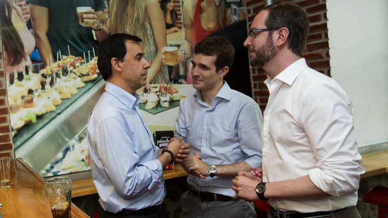 Los vicesecretarios del PP, Comunicación, Pablo Casado (c); Organización, Fernando Martínez-Maillo (i) y Sectorial, Javier Maroto (d) en un bar de Madrid