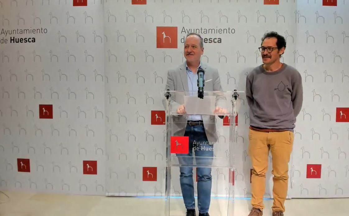 Ramón Lasaosa, concejal de Cultura, junto a Lucas Fernández, técnico responsable de Cultura del Ayuntamiento de Huesca