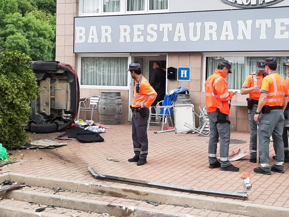 Un conductor borracho y drogado atropella a dos mujeres en la terraza de un hotel en Irurtzun.