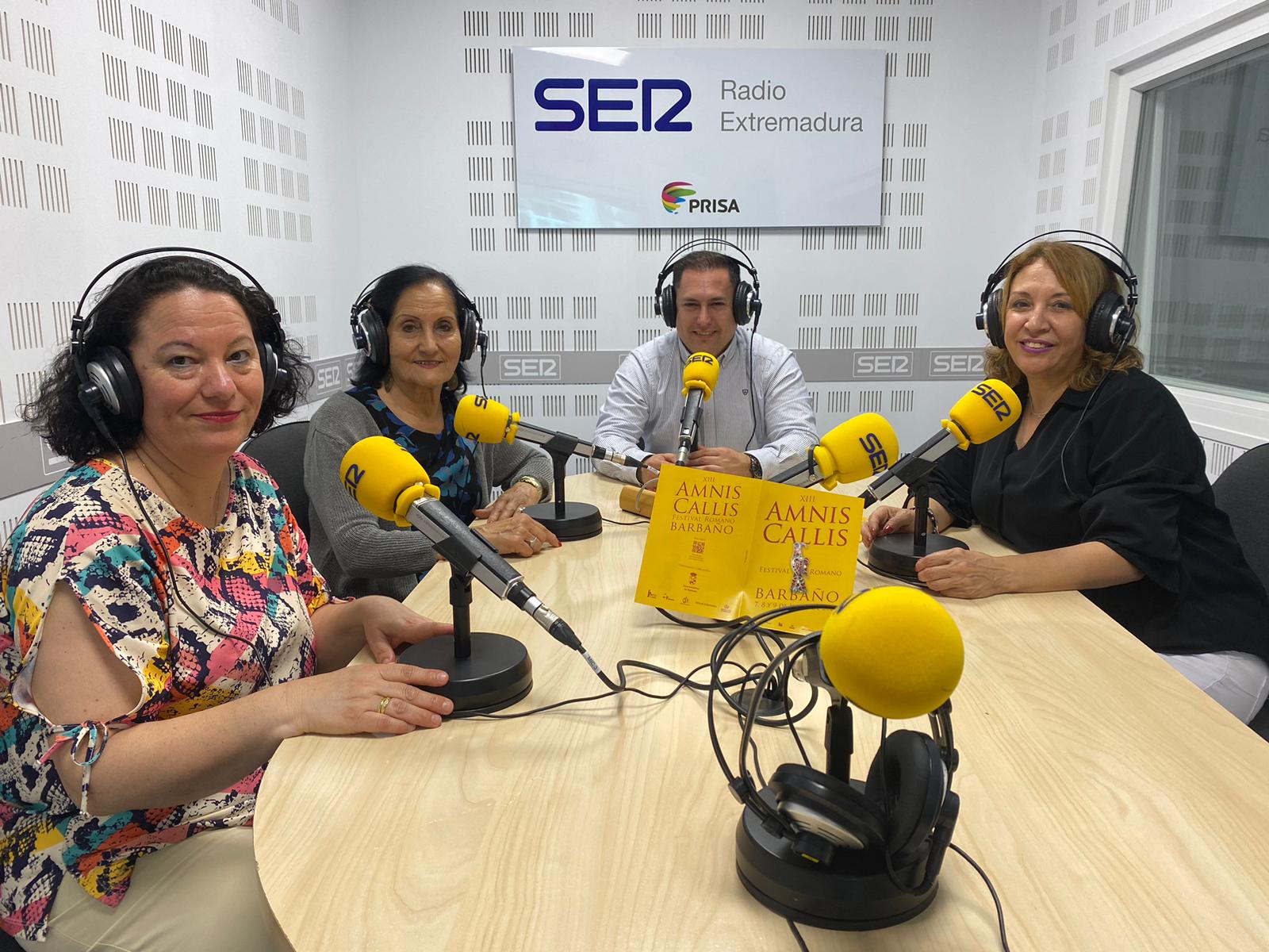 El alcalde de Barbaño, Sergio Tena junto con varias de las actrices que participan en la obra de teatro "Las Gemelas" en la presentación de la XIII edición del festival romano "Amnis Callis" en los estudios de la SER en Badajoz