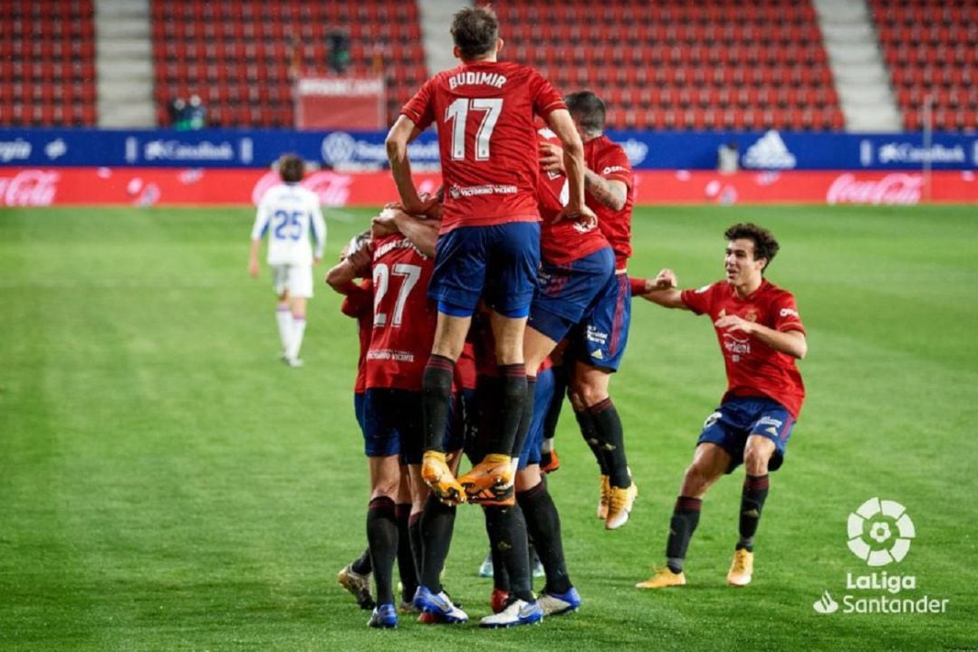 La celebración de los jugadores de Osasuna en el minuto 87 con el gol de Budimir 