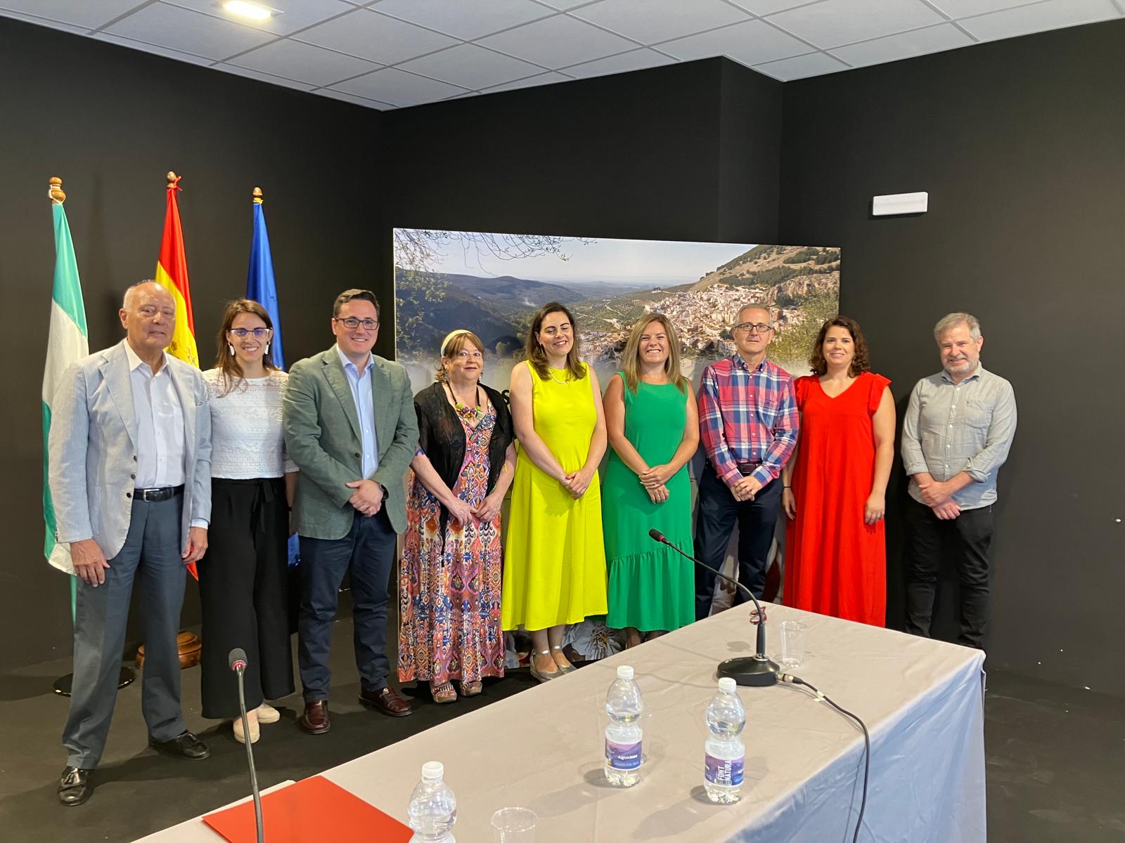 Foto de familia con los participantes en la apertura de los Cursos de Verano de Torres