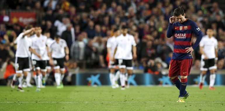 Messi, cabizbajo en la derrota del Barcelona ante el Valencia.