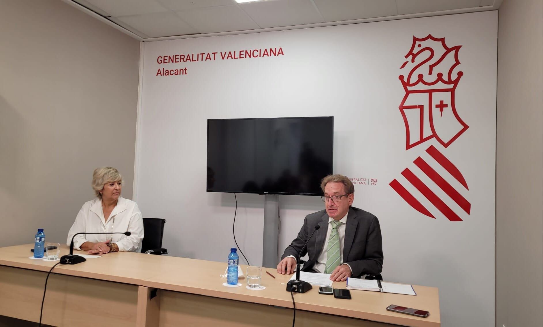 La directora territorial de Presidencia de la GVA en Alicante, Antonia Moreno y el conseller de Sanitat, Miguel Mínguez