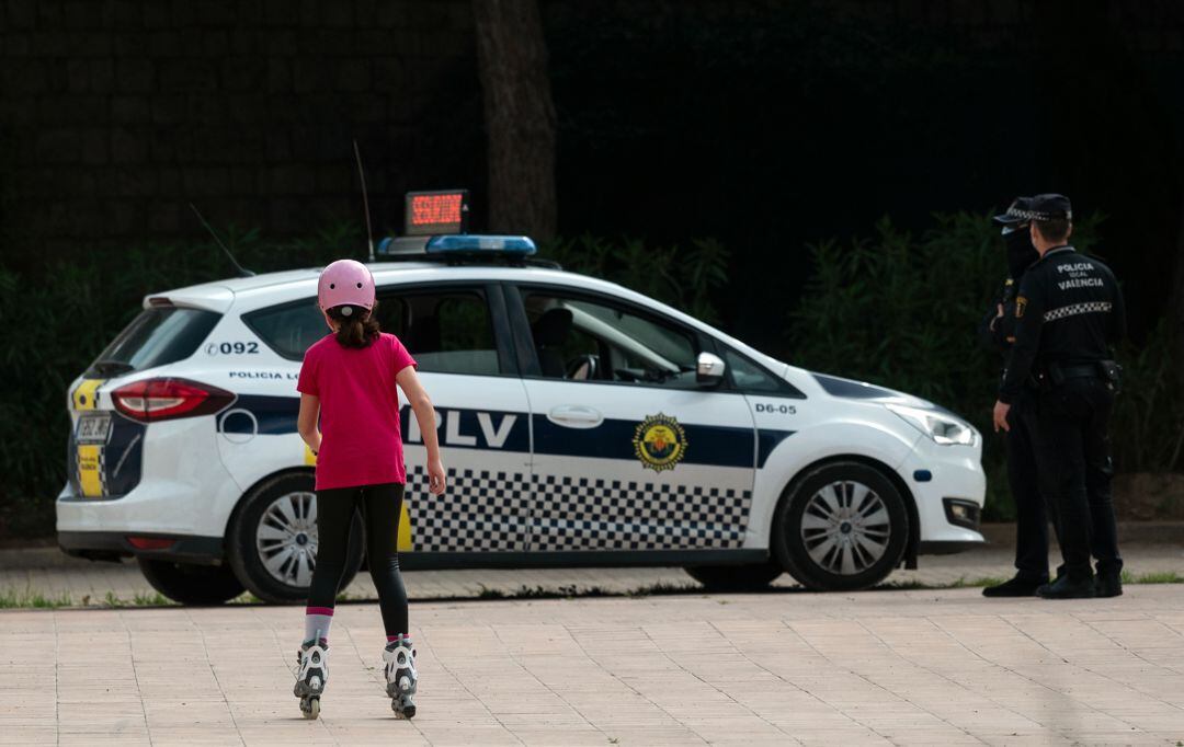 La Policía Local de València comenzó este lunes a multar a las personas que no cumplen las normas impuestas por el Ministerio de Sanidad para el paseo con niños.