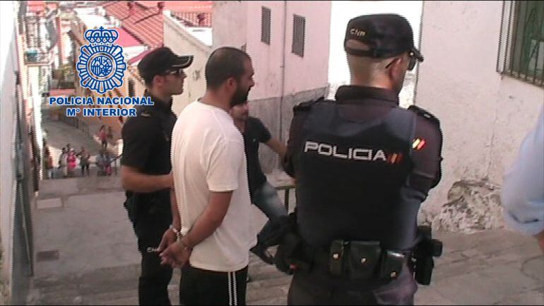 Uno de los dos acusados en el momento de la detención