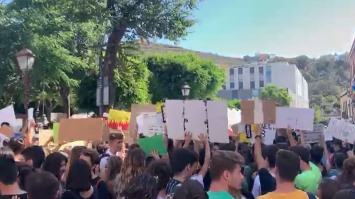 Unos 1.500 jóvenes se manifiestan por las calles de La Laguna en favor del clima