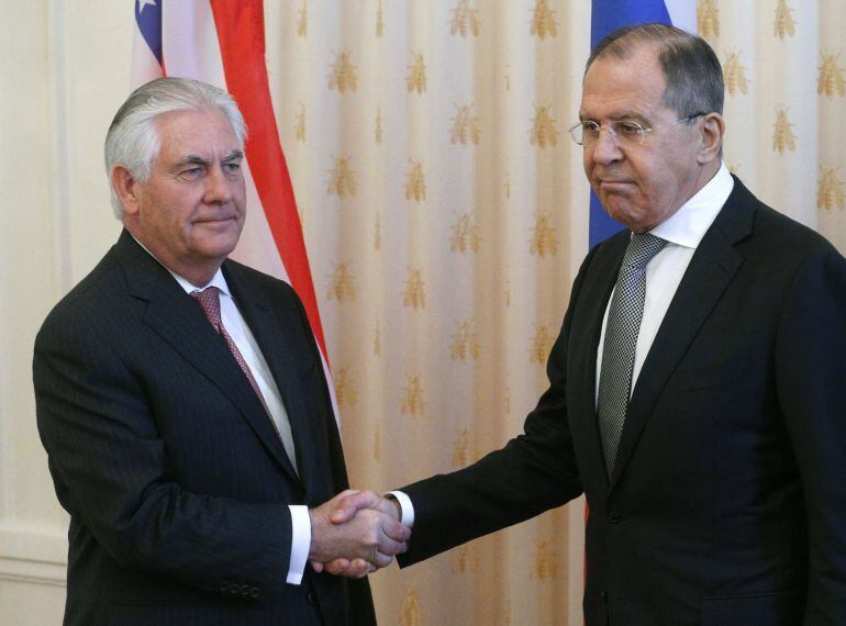 El ministro de Asuntos Exteriores ruso, Serguéi Lavrov (d), estrecha la mano del secretario de Estado de EEUU, Rex Tillerson, a su llegada para su reunión en el Ministerio de Asuntos Exteriores en Moscú (Rusia) 