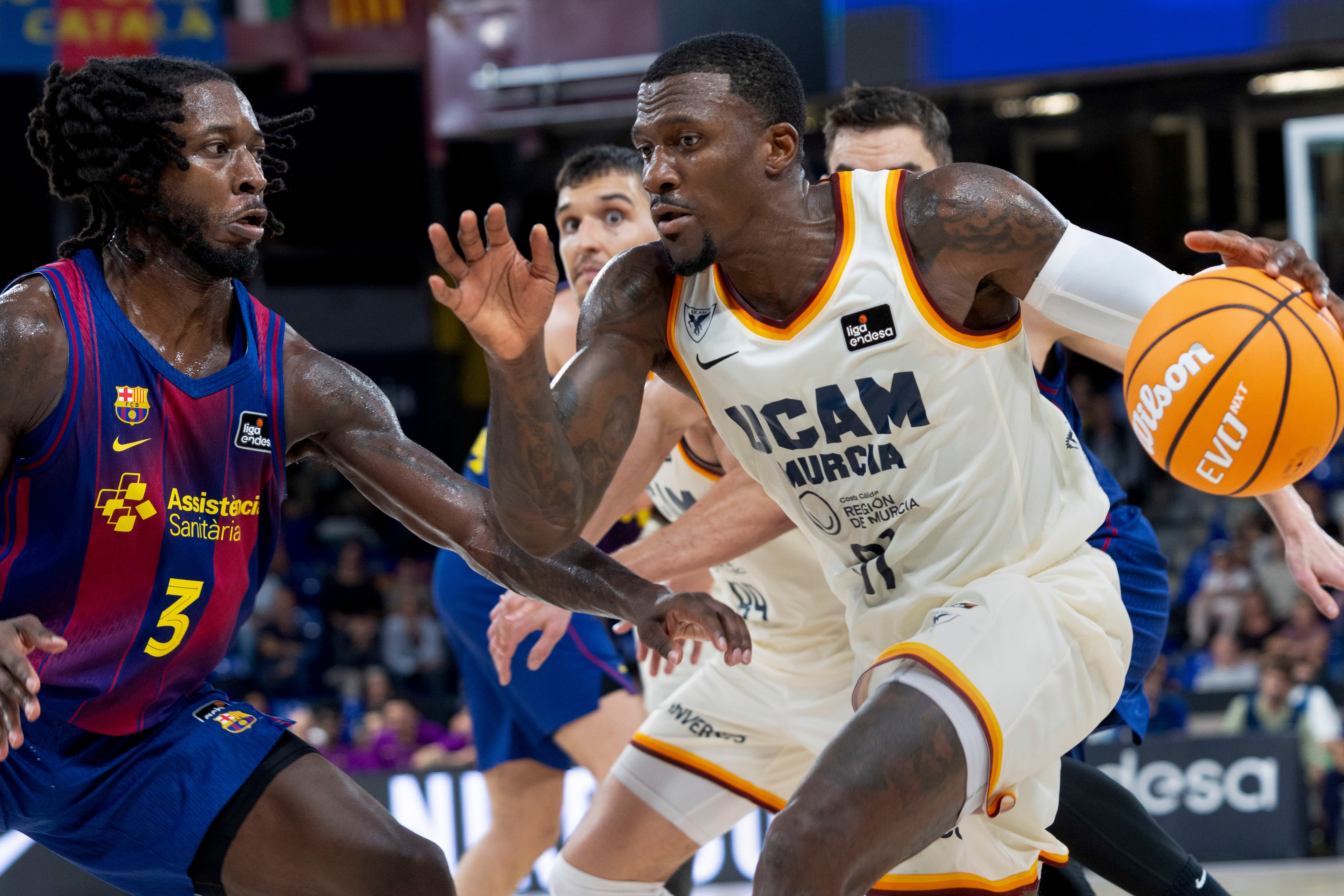 BARCELONA, 02/11/2025.- El alero estadounidense del Barcelona Myles Cale (i) defiende al escolta canadiense del UCAM Murcia Jonah Radebaugh, en el partido de Liga Endesa disputado este domingo en el Palau Blaugrana. EFE/Marta Pérez
