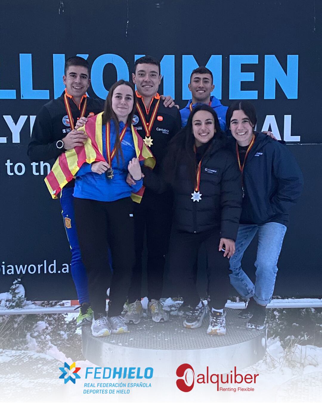 Clara Aznar junto a sus compañeros RFEDH celebrando el oro en el Campeonato nacional de skeleton celebrado este domingo en Innsbruck