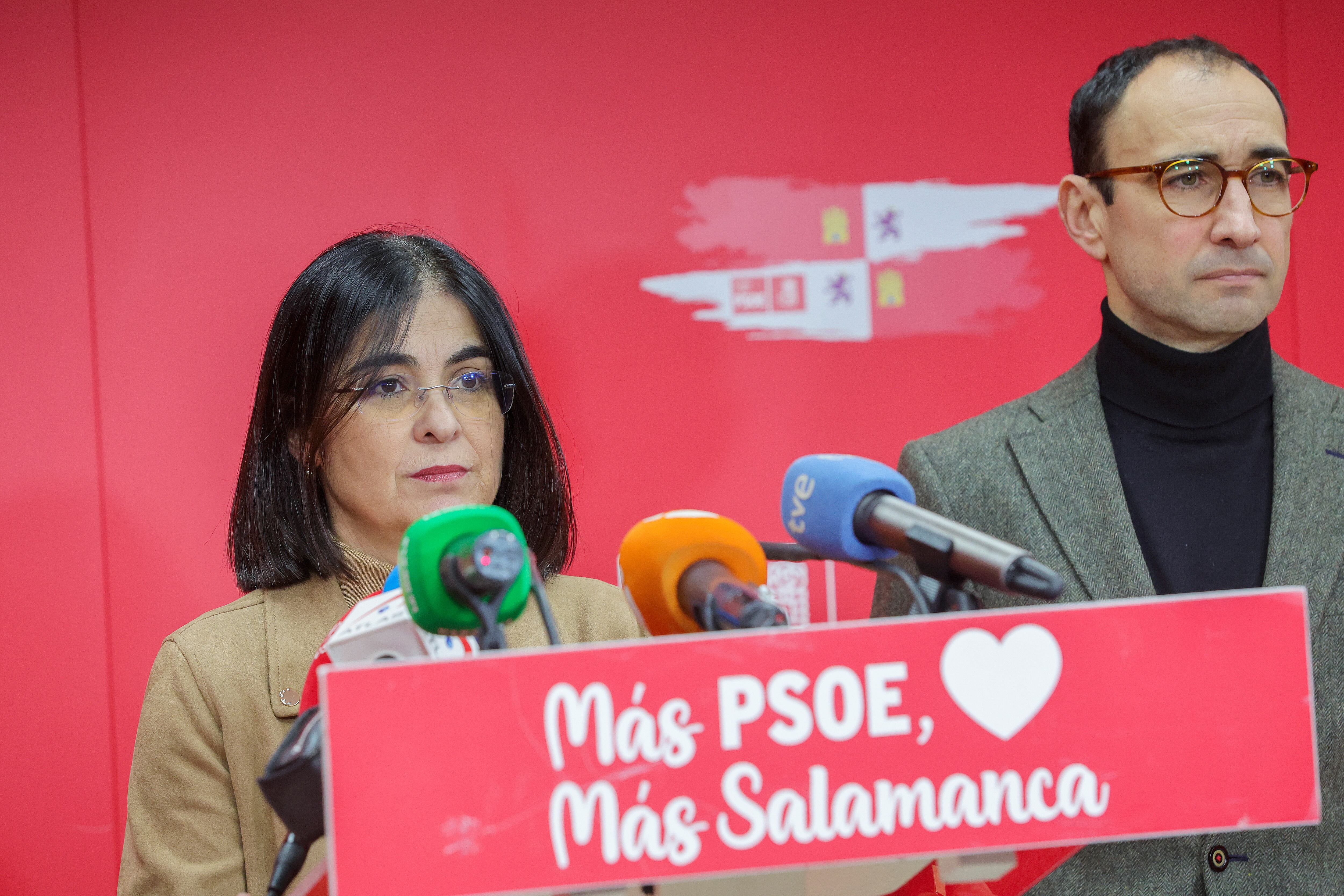 SALAMANCA, 17/01/2023.- La ministra de Sanidad Carolina Darias hace declaraciones y comparece ante los medios en la sede del PSOE de Salamanca acompañada por el secretario general de los socialistas salmantinos y diputado en el Congreso David Serrada. EFE/J.M. García
