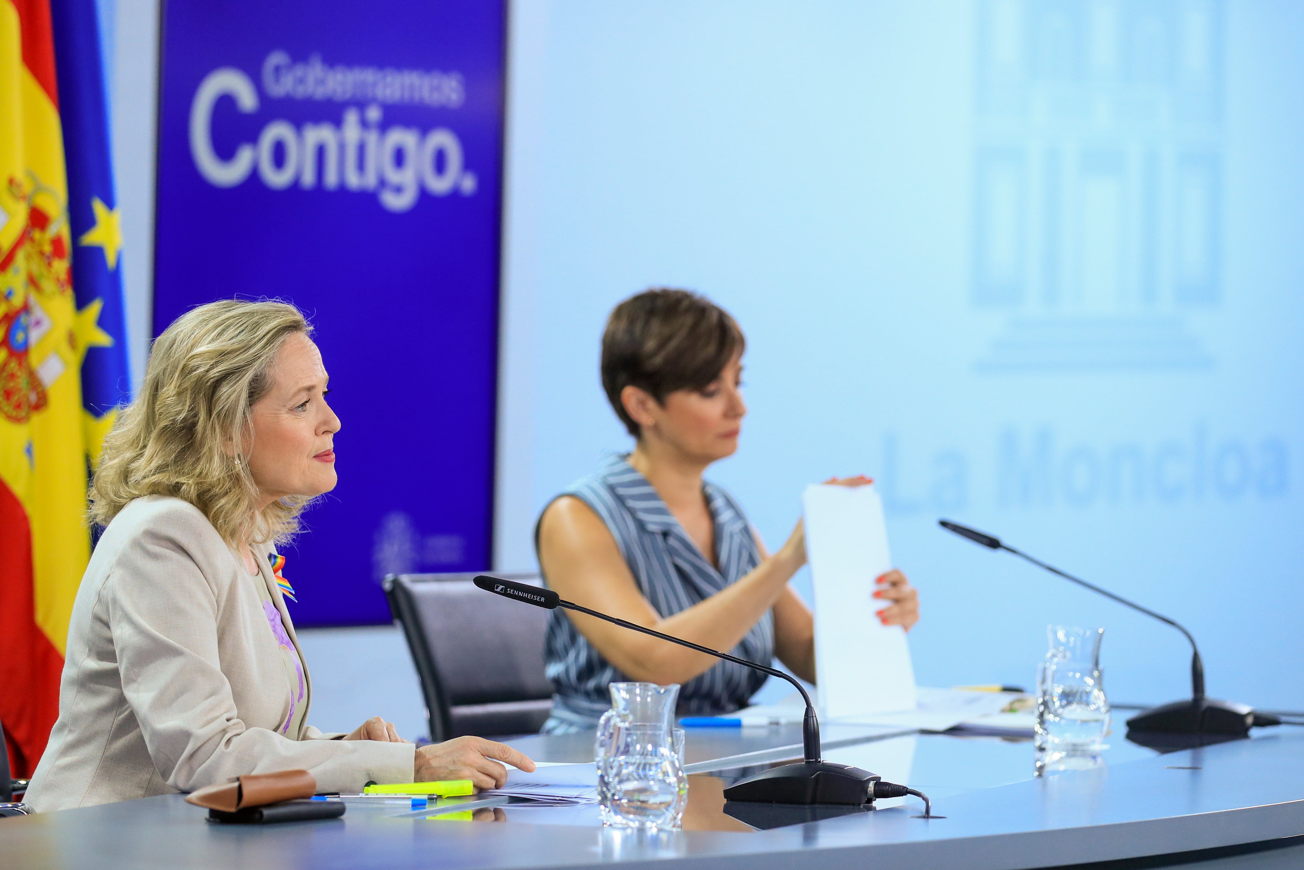 La vicepresidenta primera y ministra de Asuntos Económicos y Transformación Digital, Nadia Calviño (i), y la ministra de Política Territorial y portavoz del Gobierno, Isabel Rodríguez, ofrecen una rueda de prensa después de la reunión del Consejo de Ministros este martes