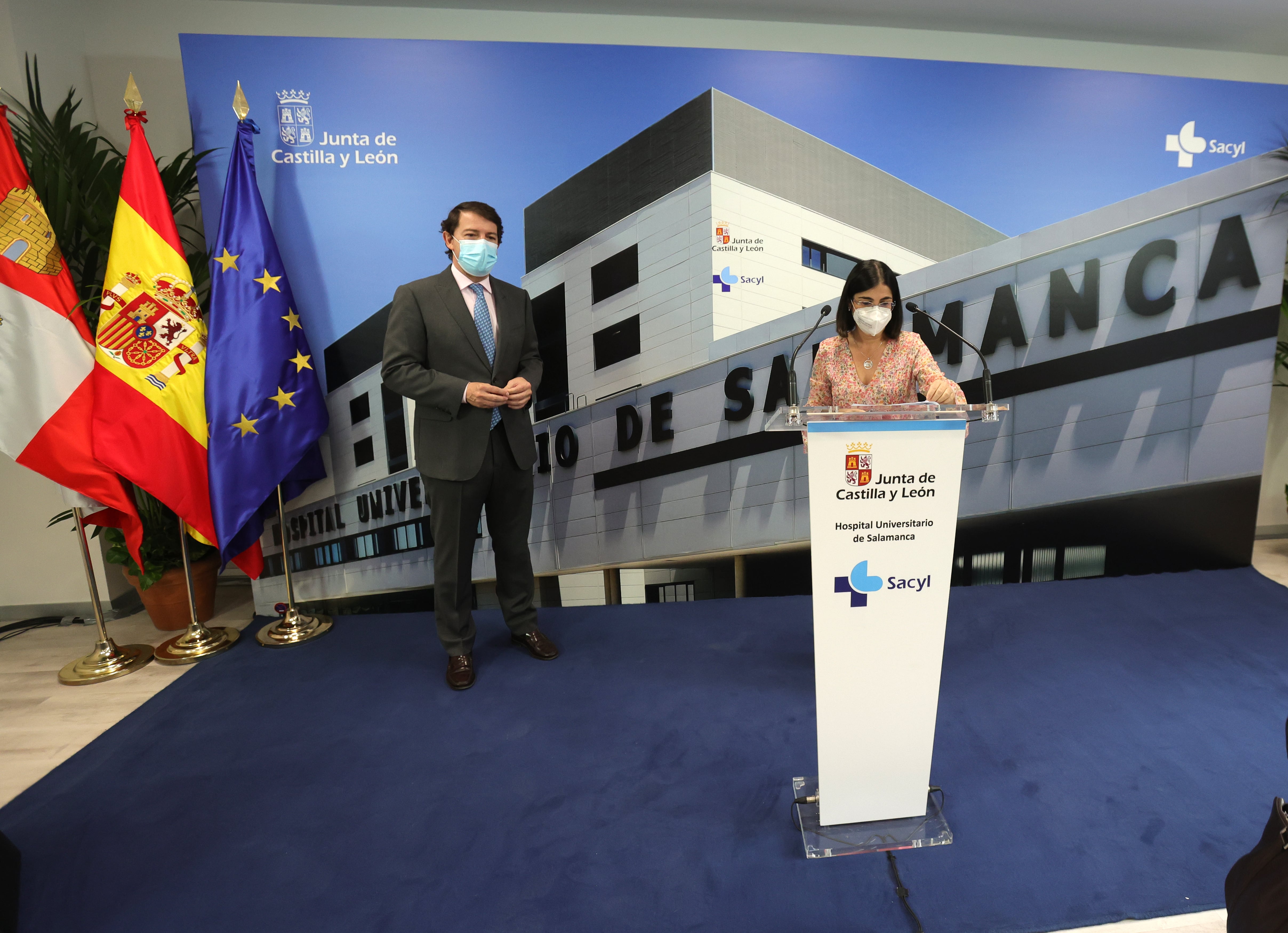 La ministra de Sanidad, Carolina Darias (d), junto al presidente de la Junta de Castilla y León, Alfonso Fernández Mañueco (i), realiza declaraciones durante su visita al Hospital de Salamanca