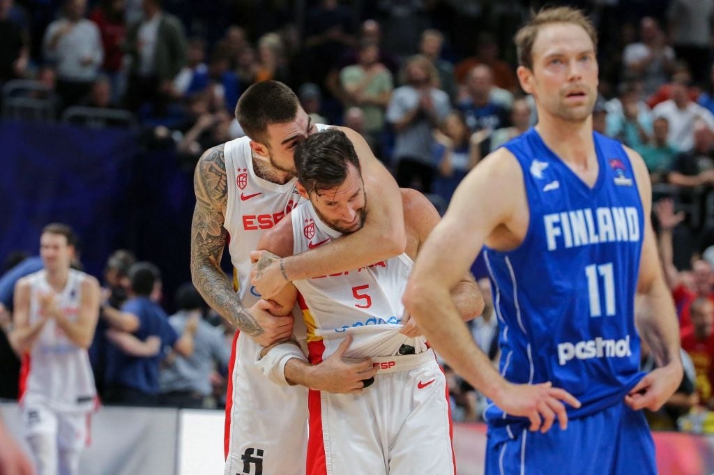 Rudy Fernández celebra junto a Juancho Hernángomez el pase a las semifinales del Eurobasket de la Selección Española.