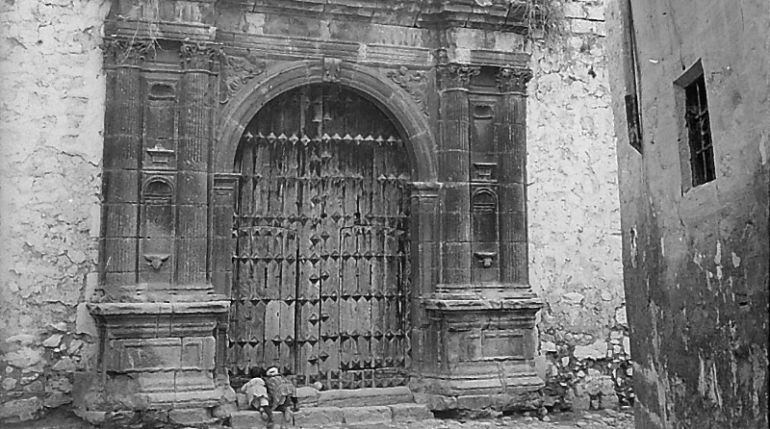 Portada de la Iglesia de San Miguel que aún no había sido extraida para su traslado al Museo Provincial de Jaén