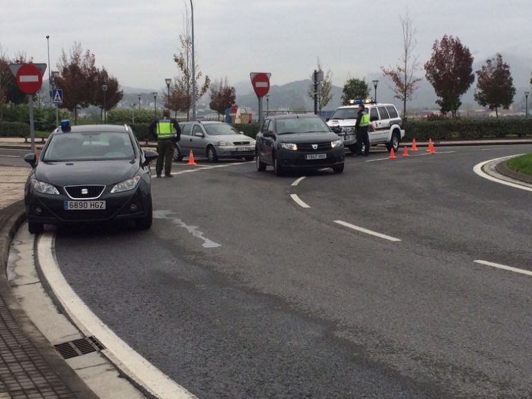 La Policía Nacional realiza un control en las cercanías de la frontera de Gipuzkoa con Francia