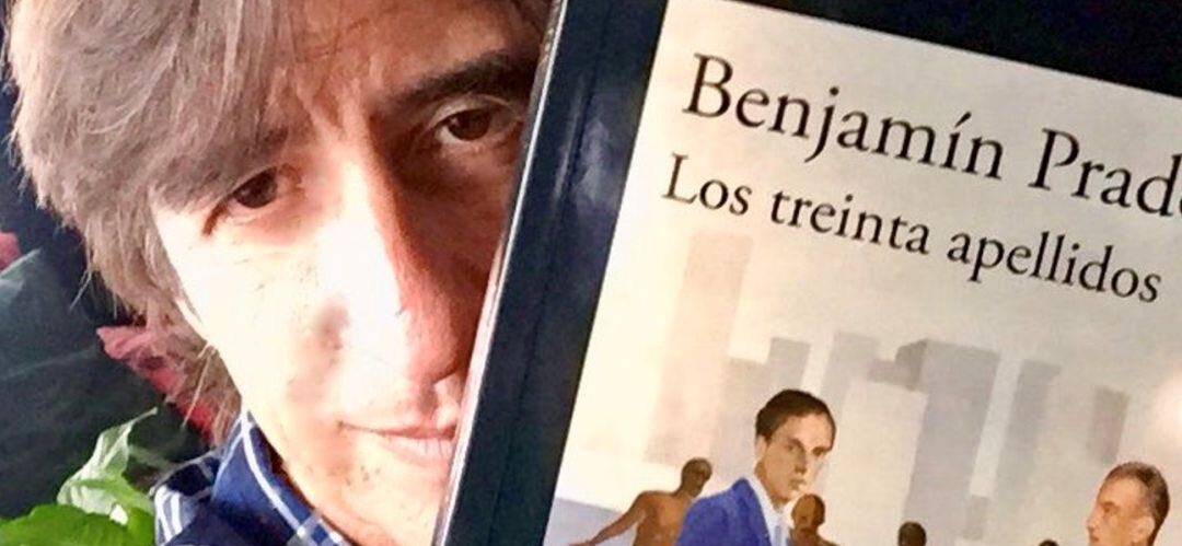 Benjamín Prado charla con sus seguidores en la biblioteca de escritores de Fuenlabrada