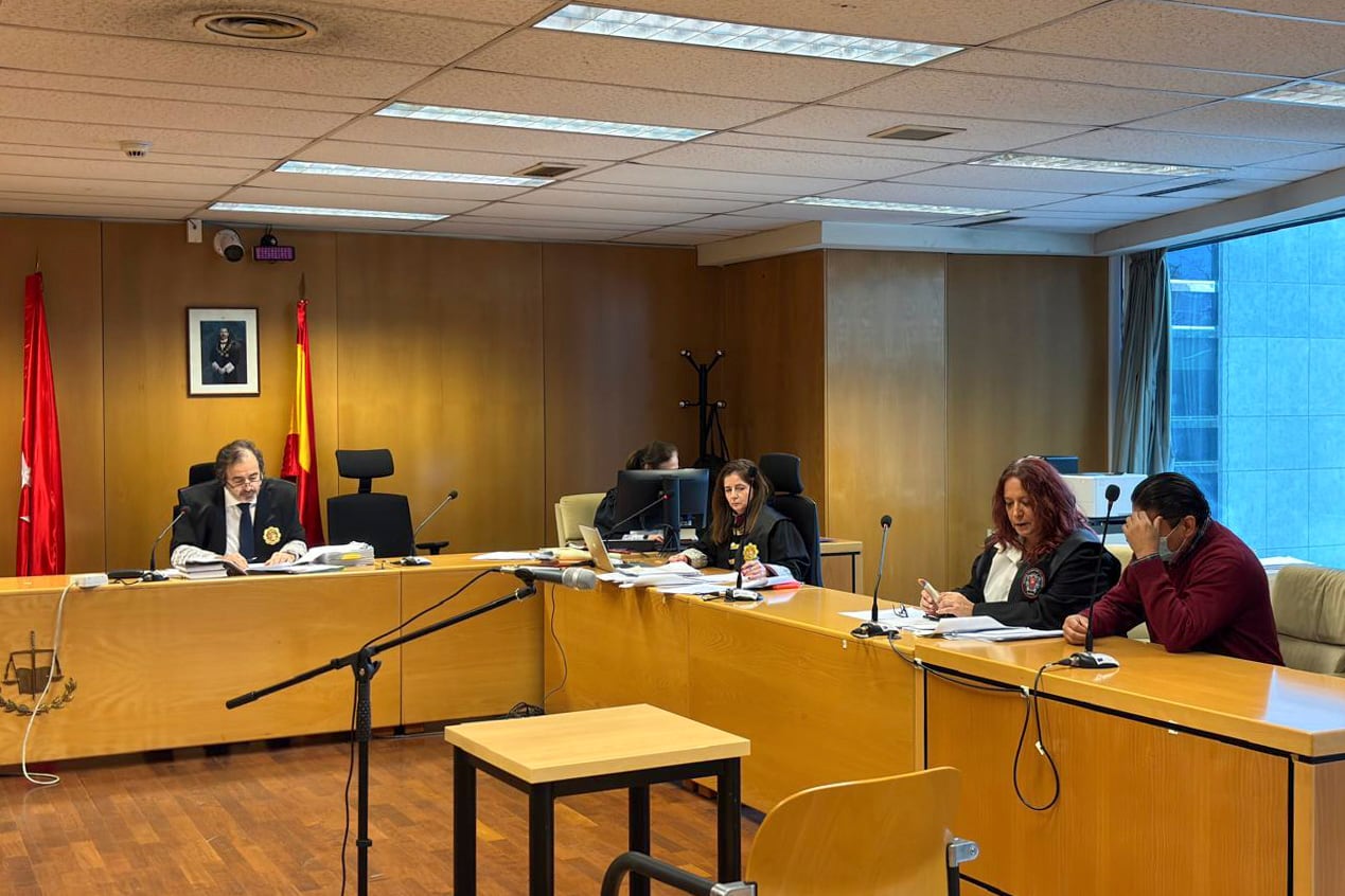 MADRID, 03/02/2026.- Juicio a un hombre acusado de asesinar en 2023 a un anciano al que cuidaba y de meter su cuerpo en un bidón con cal, este martes en la Audiencia Provincial de Madrid. EFE/Adrián Masa de Vega