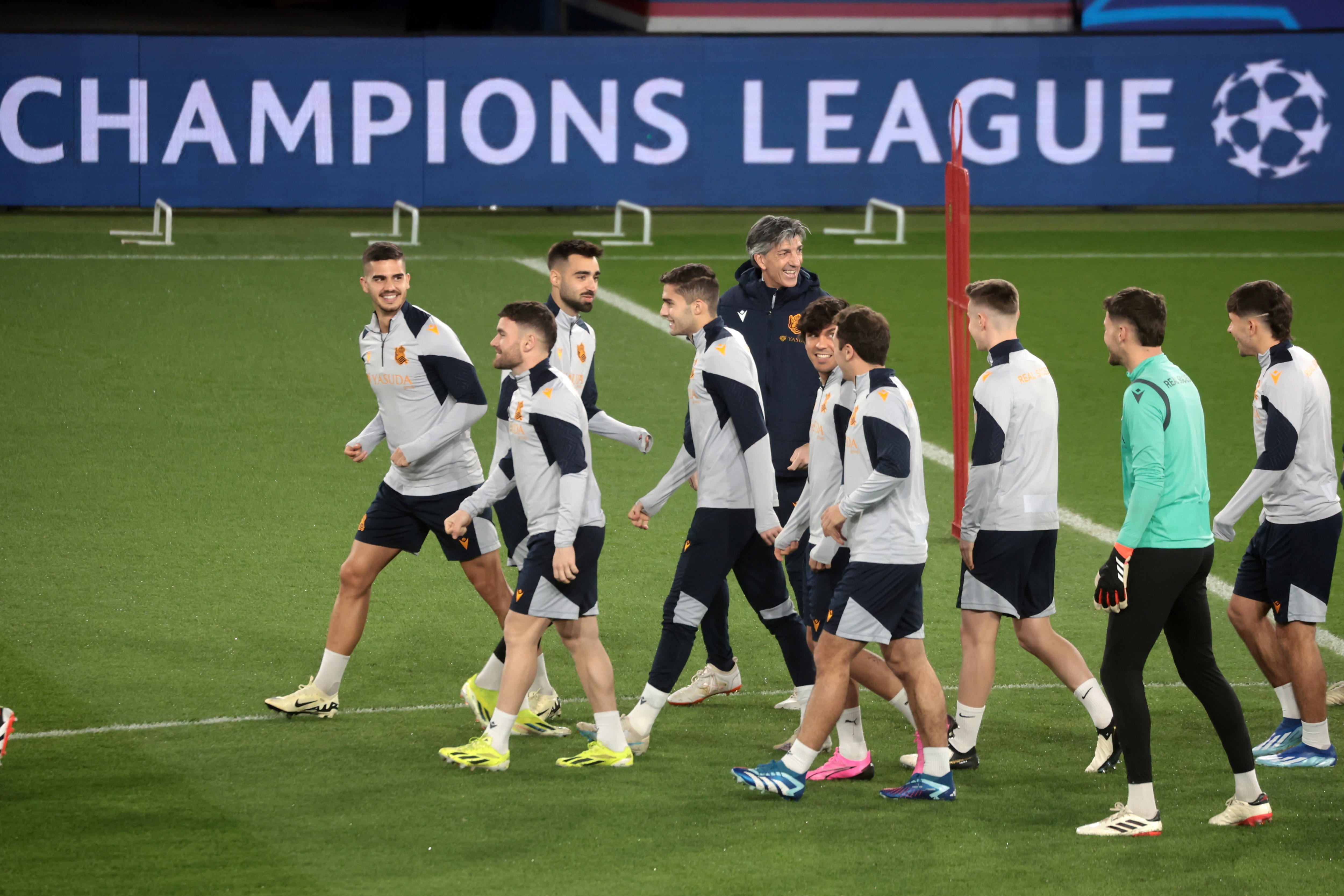 Imanol Alguacil y algunos de sus jugadores en un entrenamiento previo al PSG - Real Sociedad de octavos de final de la UEFA Champions League