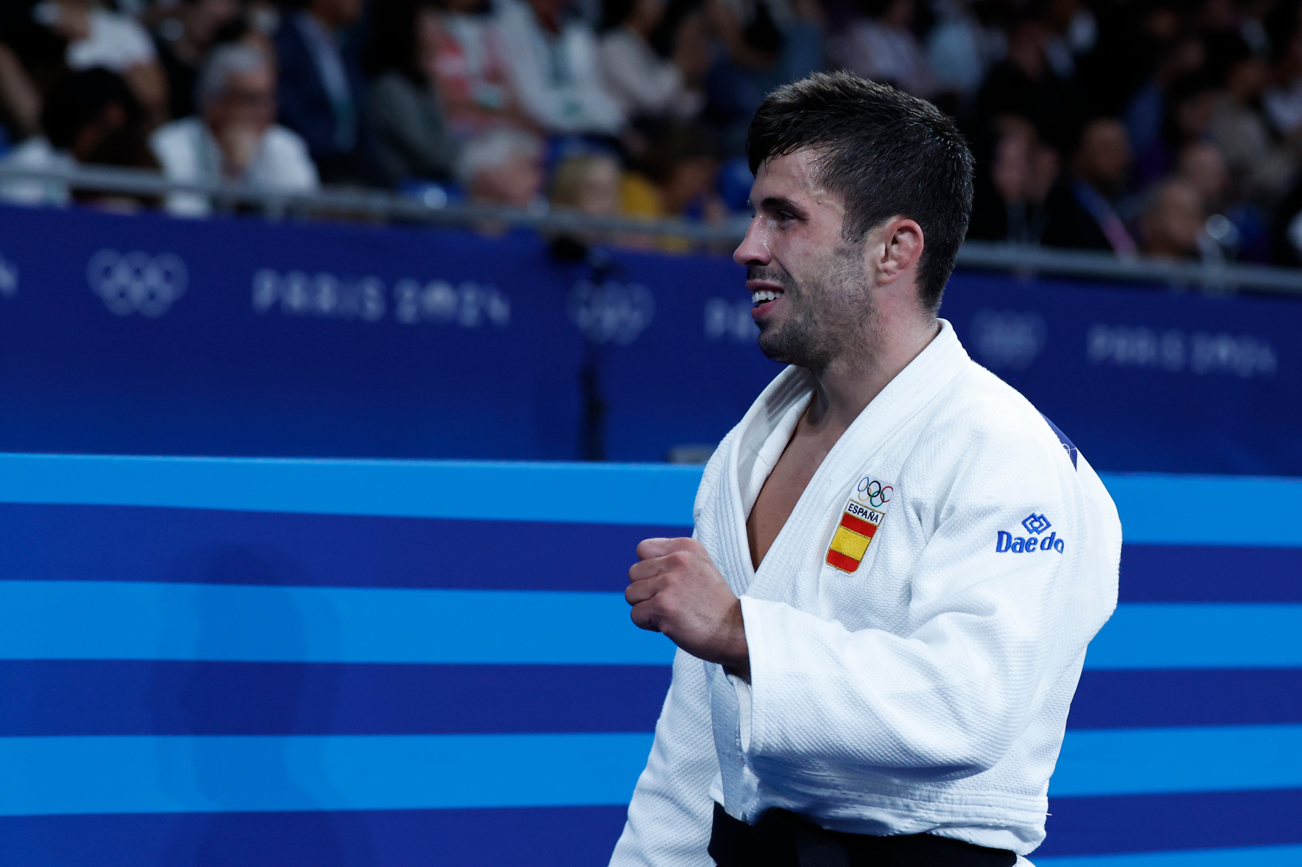 PARIS (FRANCIA), 27/07/2024.- El judoca español Francisco Garrigós celebra tras imponerse al belga Horre Verstraeten en su combate en la categoría masculina -60 kilos de los Juegos Olímpicos de París 2024 disputado este sábado en París. EFE/ Chema Moya
