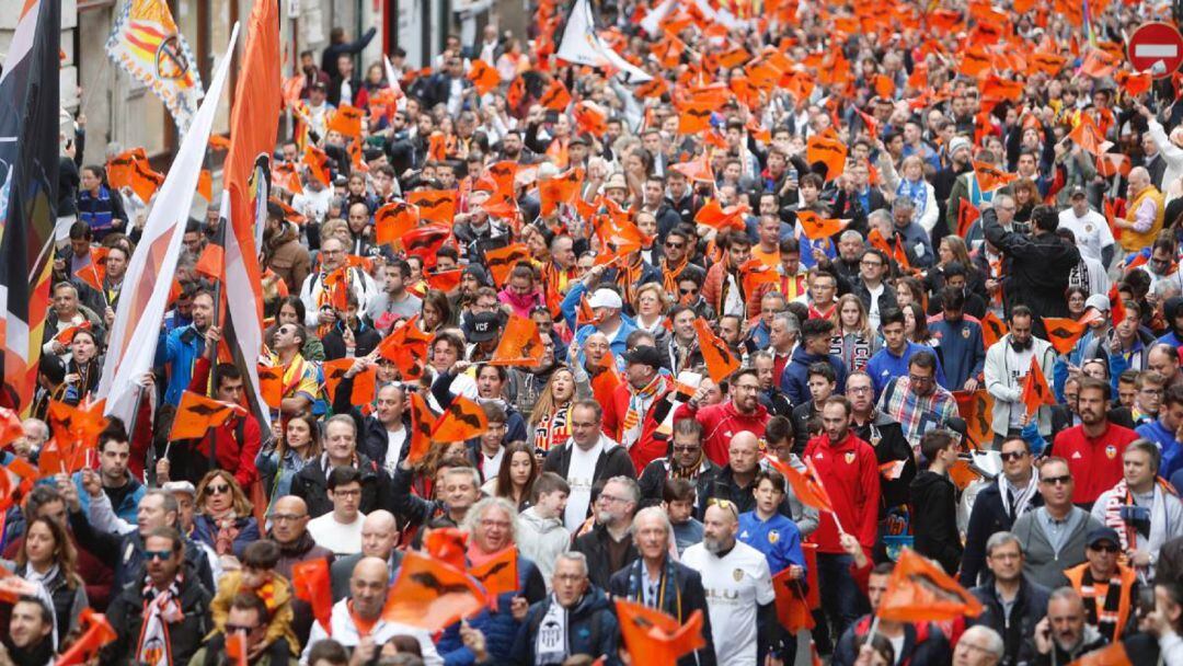 Cientos de valencianistas, durante la marcha cívica del Centenario.