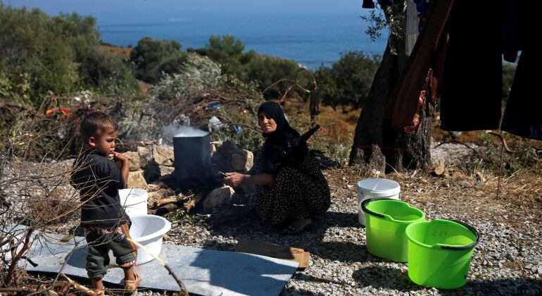 Una mujer refugiada iraquí hierve agua para lavar la ropa en el campamento de refugiados de Kara Tepe, en la isla de Lesbos.