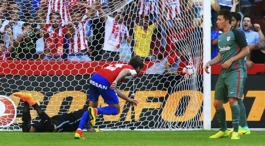 GRA159 GIJÓN, 21/08/2016.- El delantero del Sporting de Gijón Duje Cop (c) marca el primer gol ante del defensa del Athletic de Bilbao Laporte (d) durante el partido de la primera jornada de la Liga celebrado en el estadio de El Molinón de Gijón. EFE/Albe