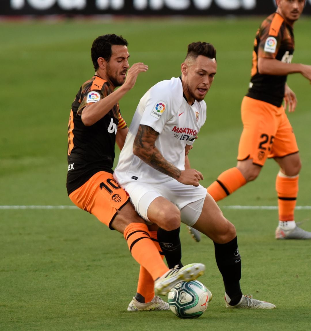 Lucas Ocampos of Sevilla and Dani Parejo of Valencia in action during the spanish league, LaLiga, football match played between Sevilla FC and Valencia CF at Ramon Sanchez Pizjuan Stadium on July 19, 2020 in Sevilla, Spain. Manuel Gomez  AFP7 
 19-07-2020 ONLY FOR USE IN SPAIN