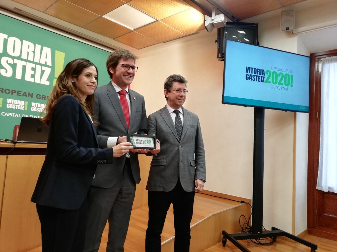 El alcalde Urtaran, acompañado de los concejales Gurtubay y Etxebarria durante la presentación de los presupuestos que ha analizado el interventor general del Ayuntamiento