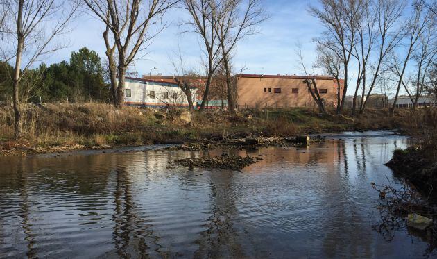 Río Júcar en el entorno del barrio de Fuentre del Oro en la ciudad de Cuenca.