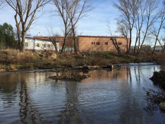 Río Júcar en el entorno del barrio de Fuentre del Oro en la ciudad de Cuenca.