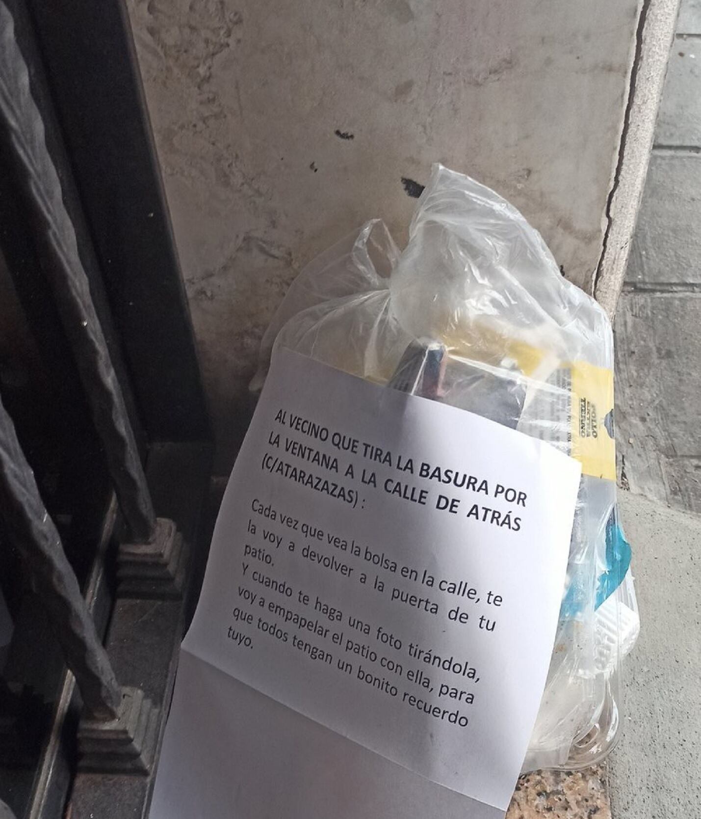 &quot;Al vecino que tira la basura por la ventana: Voy a empapelar el patio con tu foto para que los vecinos tengan un bonito recuerdo tuyo&quot;.